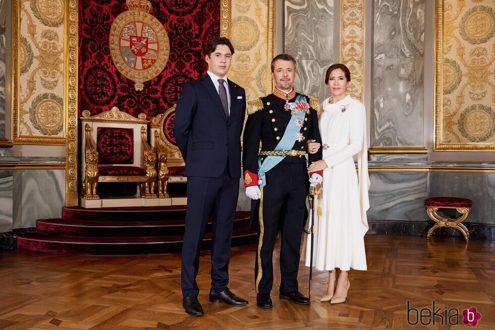 Retrato oficial de Federico X y Mary de Dinamarca con su hijo Christian tras ser proclamados Reyes