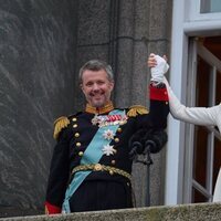 Federico y Mary de Dinamarca, cogidos de la mano tras convertirse en Reyes de Dinamarca