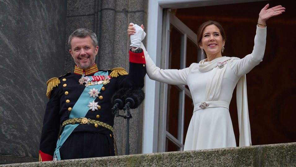 Federico y Mary de Dinamarca, cogidos de la mano tras convertirse en Reyes de Dinamarca