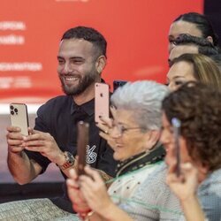 Manuel Cortés viendo a su hija y su sobrina en la SIMOF 2024