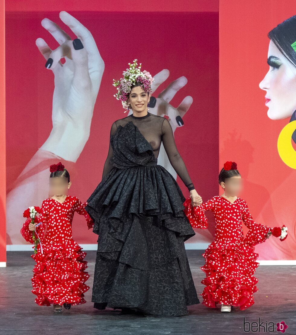 Alma Bollo con su hija y su sobrina desfilando en la SIMOF 2024