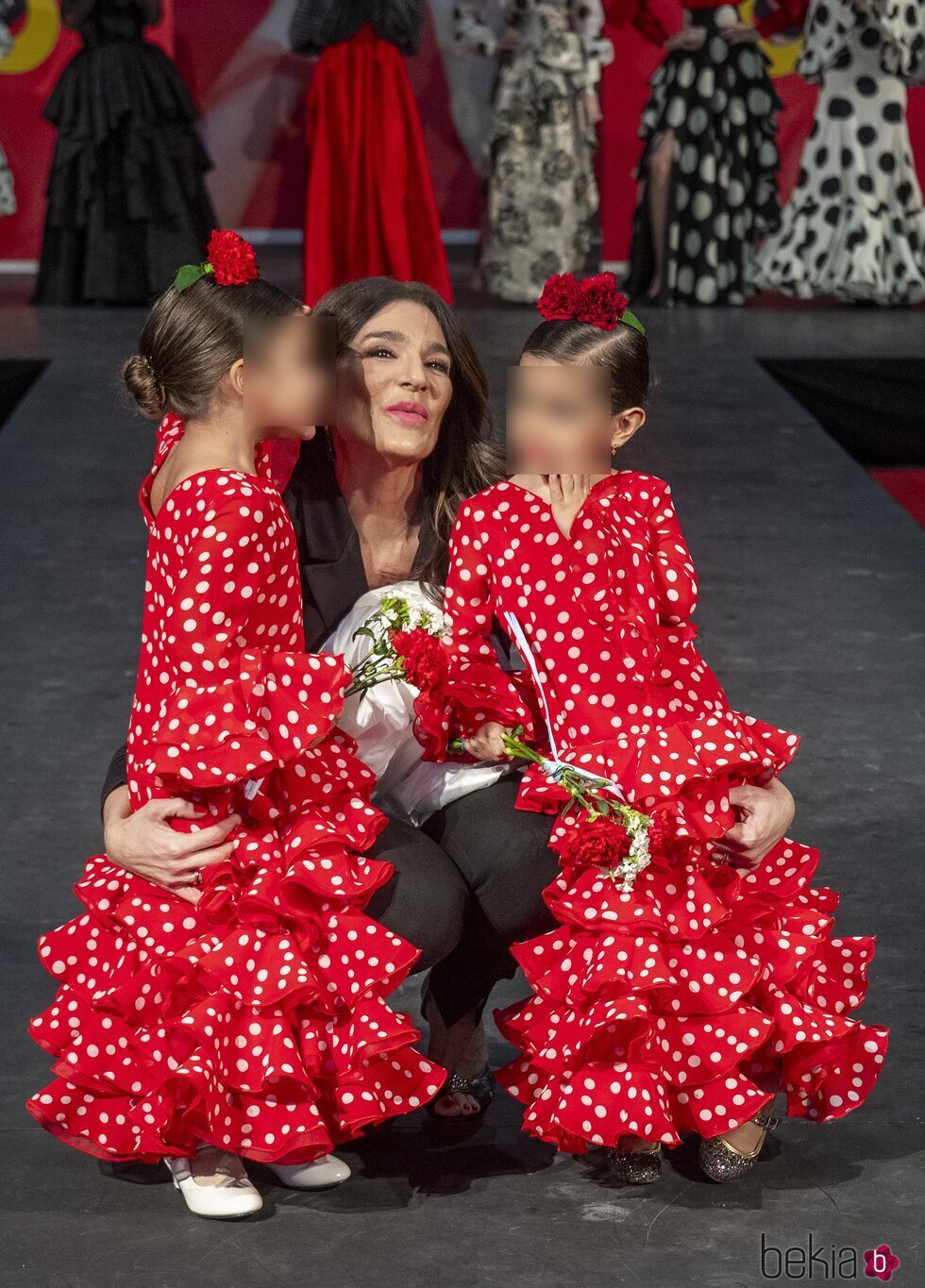 Raquel Bollo y sus nietas besándola durante la SIMOF 2024