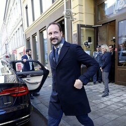 Haakon de Noruega en su visita a Faktisk.no