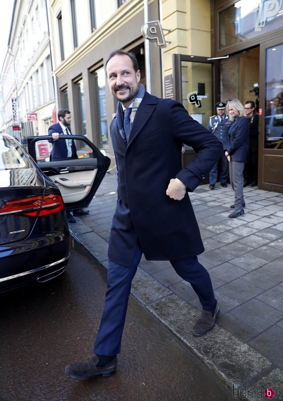 Haakon de Noruega en su visita a Faktisk.no