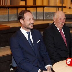 Harald de Noruega y Haakon de Noruega en su visita a Faktisk.no