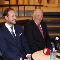 Harald de Noruega y Haakon de Noruega en su visita a Faktisk.no