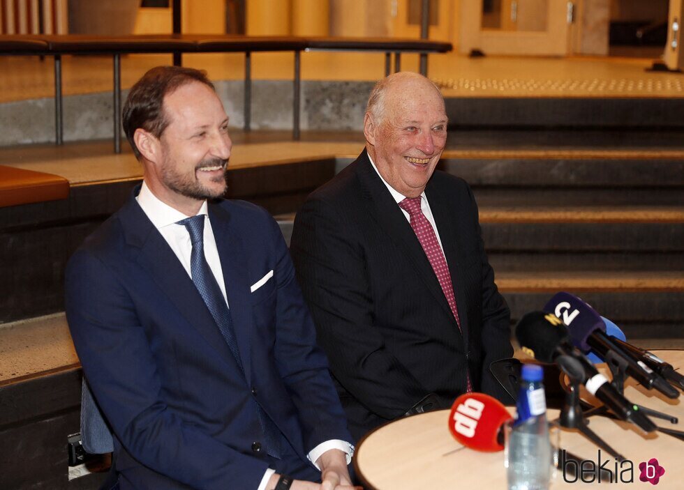 Harald de Noruega y Haakon de Noruega en su visita a Faktisk.no