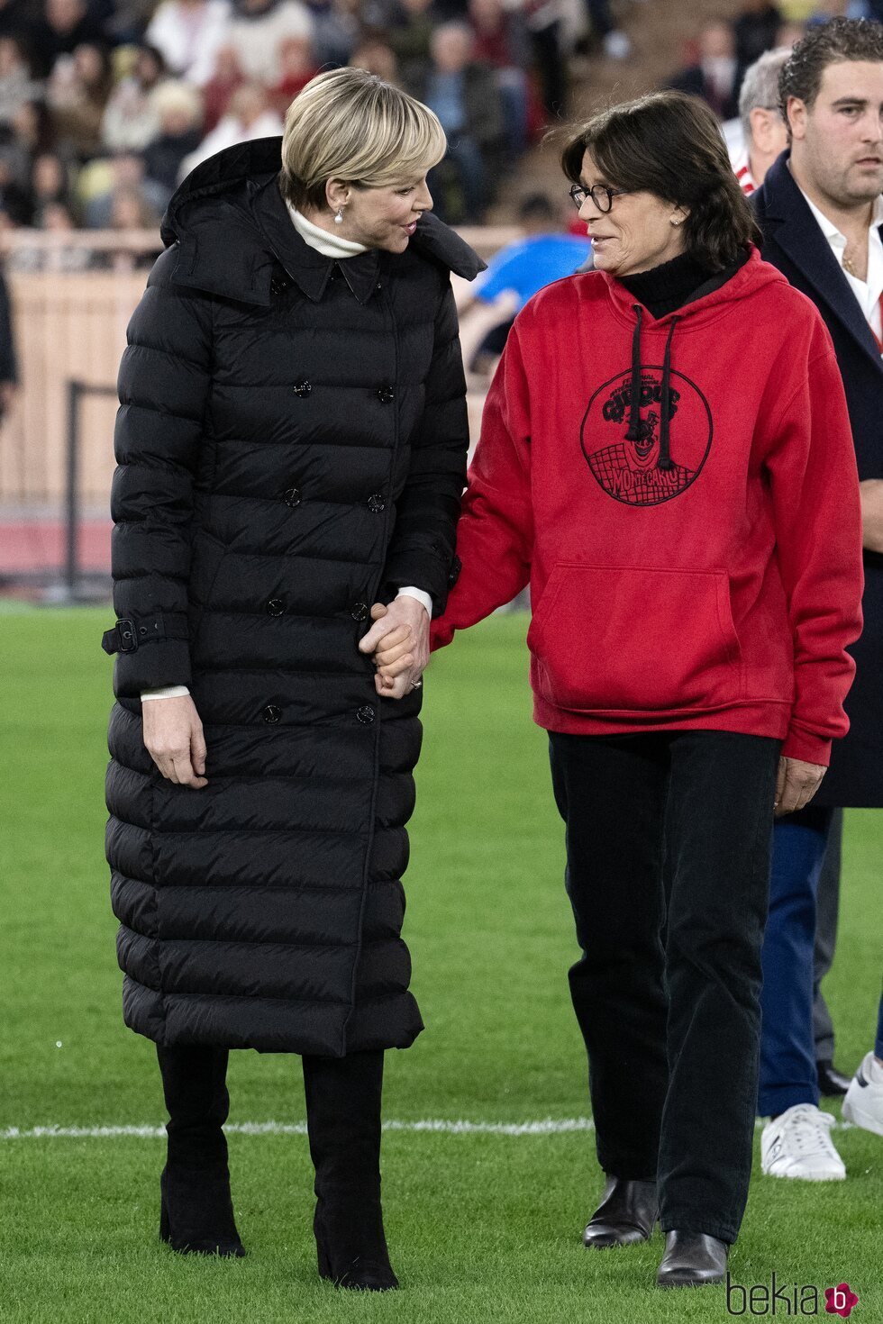 Charlene de Mónaco y Estefanía de Mónaco, cogidas de la mano