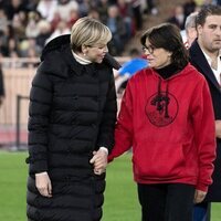 Charlene de Mónaco y Estefanía de Mónaco, cogidas de la mano