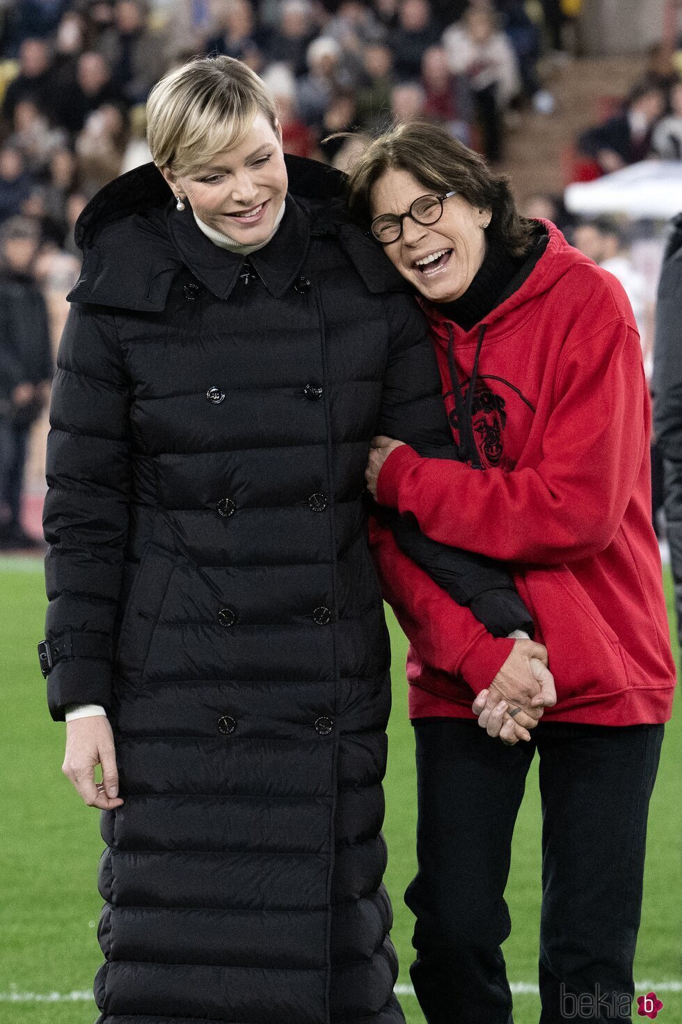 Charlene de Mónaco y Estefanía de Mónaco riéndose y cogidas de la mano