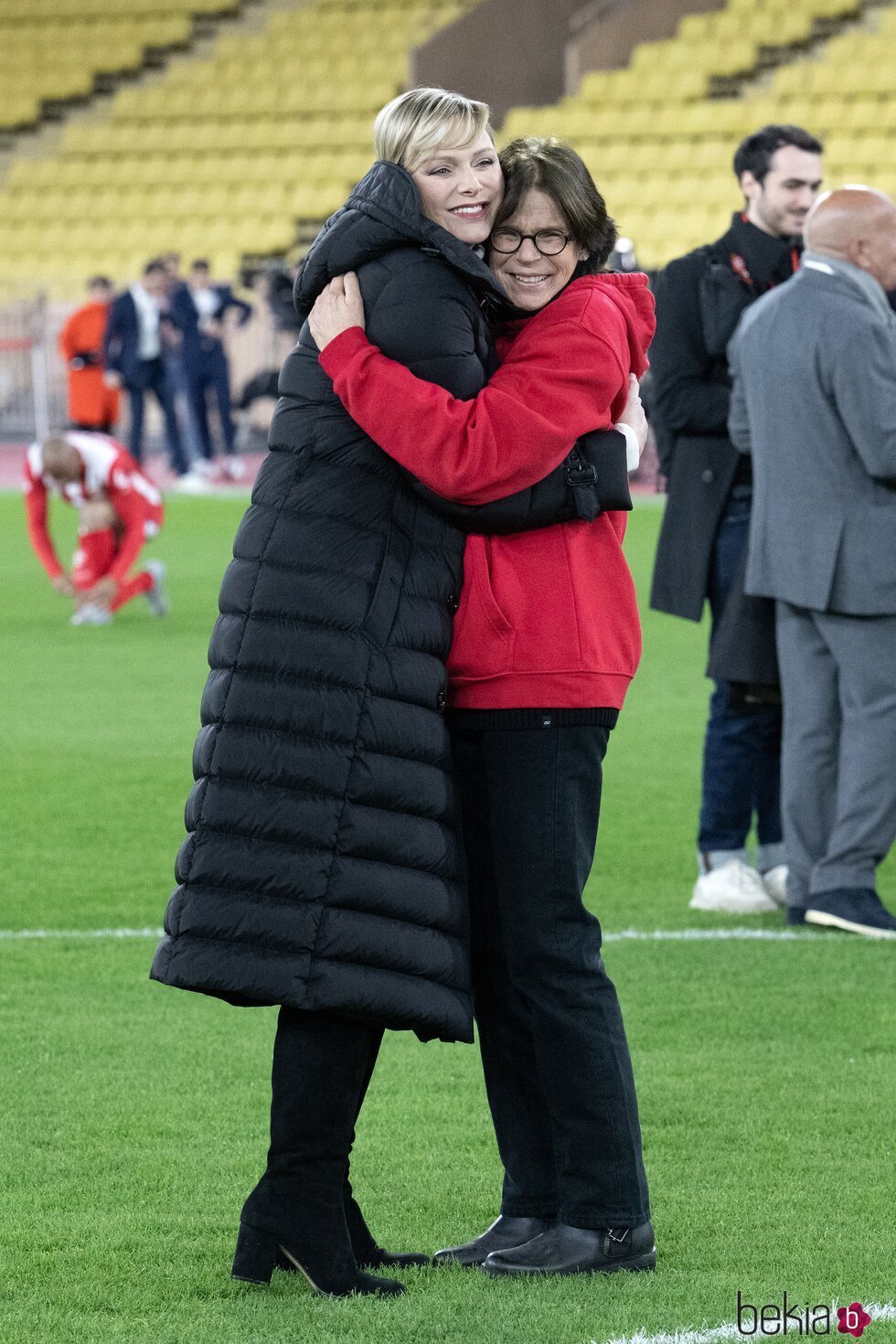 Charlene de Mónaco y Estefanía de Mónaco dándose un abrazo