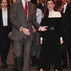 Los Reyes Felipe y Letizia, muy divertidos en FITUR 2024