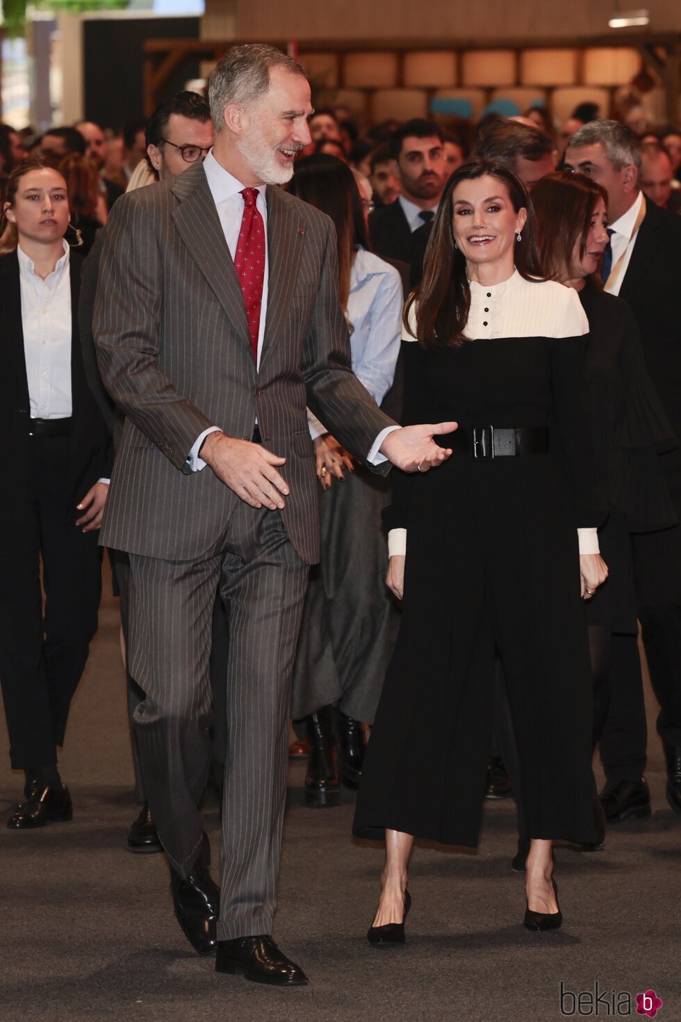 Los Reyes Felipe y Letizia, muy divertidos en FITUR 2024