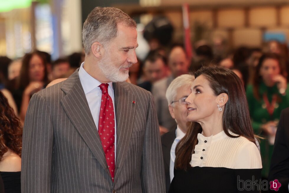 Los Reyes Felipe y Letizia se miran con cariño en FITUR 2024