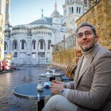 Máximo Huerta en una terraza con vistas al Sacré-Coeur de París