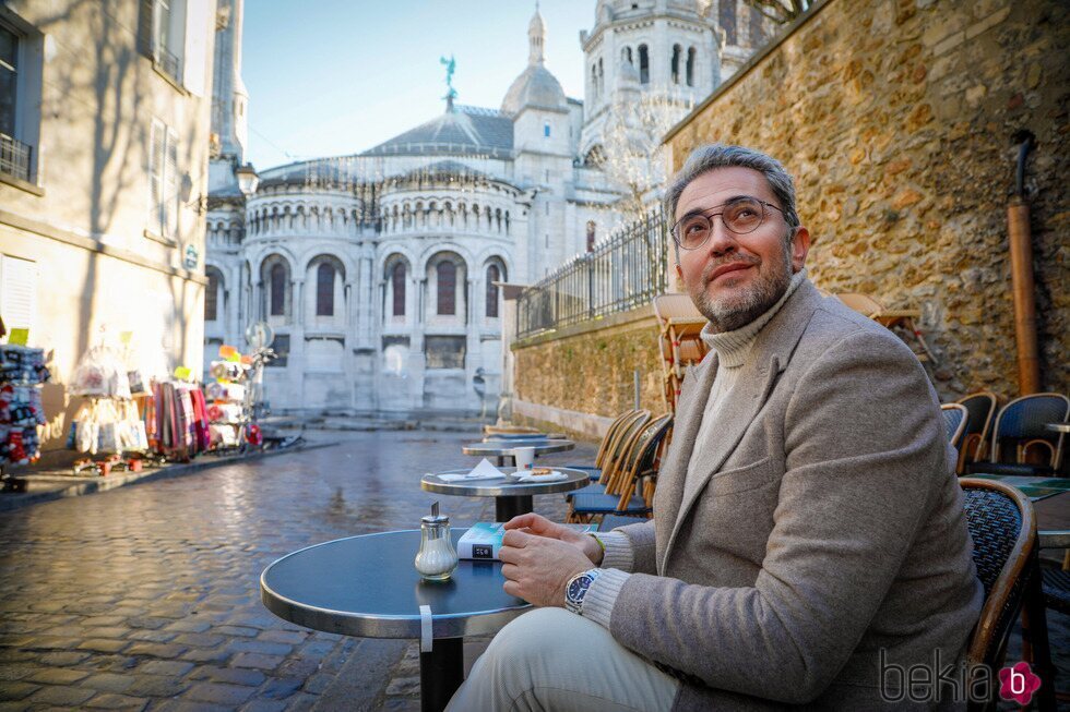 Máximo Huerta en una terraza con vistas al Sacré-Coeur de París