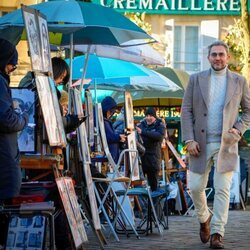 Máximo Huerta con los pintores de Montmartre en París