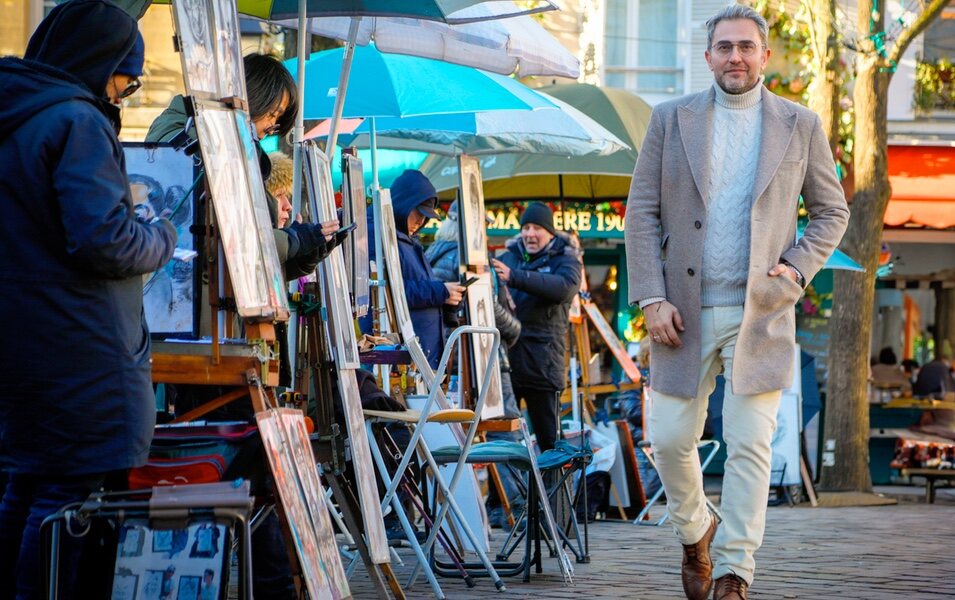 Máximo Huerta con los pintores de Montmartre en París