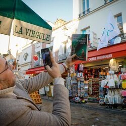 Máximo Huerta fotografía su novela 'París despertaba tarde' en París