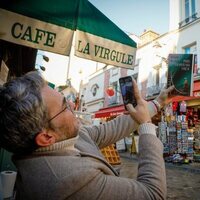 Máximo Huerta fotografía su novela 'París despertaba tarde' en París