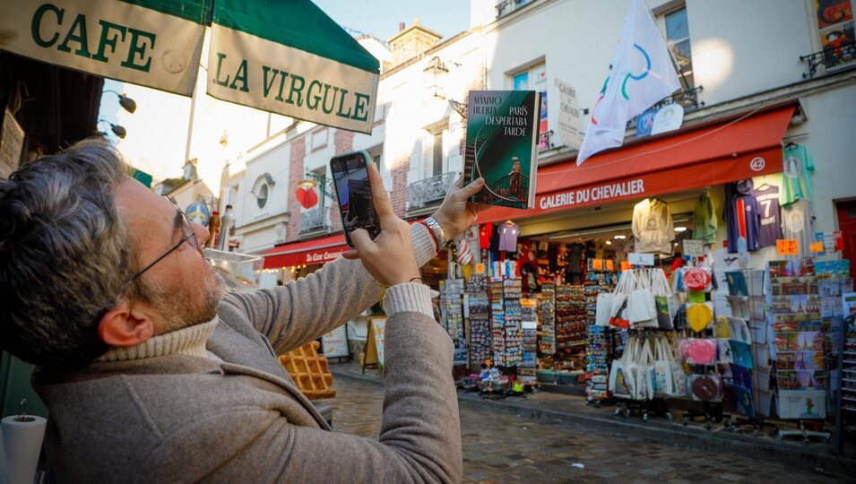 Máximo Huerta fotografía su novela 'París despertaba tarde' en París