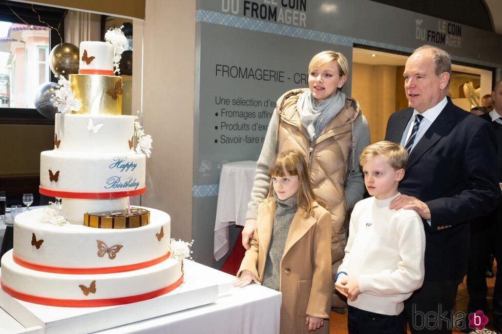 Alberto y Charlene de Mónaco y sus hijos Jacques y Gabriella ante una tarta por el 46 cumpleaños de Charlene de Mónaco