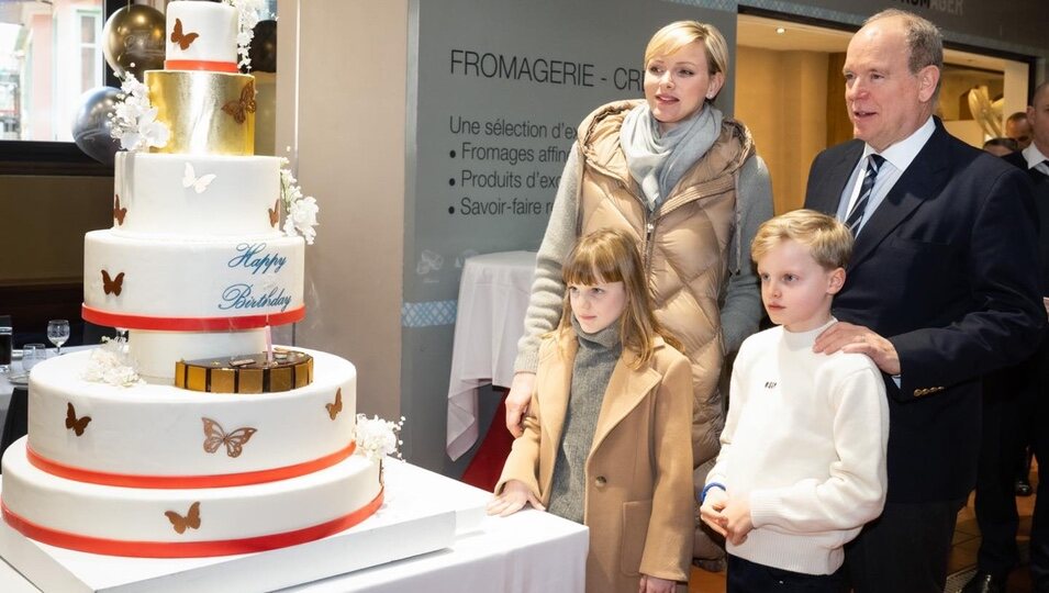 Alberto y Charlene de Mónaco y sus hijos Jacques y Gabriella ante una tarta por el 46 cumpleaños de Charlene de Mónaco