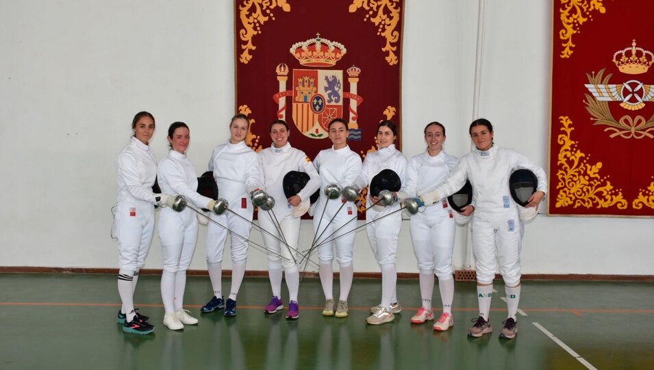 La Princesa Leonor con traje de esgrima junto a otras participantes del Campeonato Deportivo de Academias Militares Oficiales