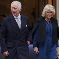 Los Reyes Carlos y Camilla a la salida del hospital en el que Carlos III fue operado de la próstata