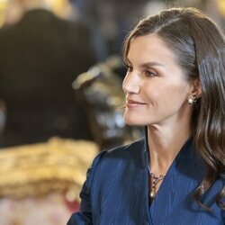 La Reina Letizia con el collar de zafiros que estrenó en la cena previa a su boda