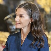 La Reina Letizia con el collar de zafiros que estrenó en la cena previa a su boda