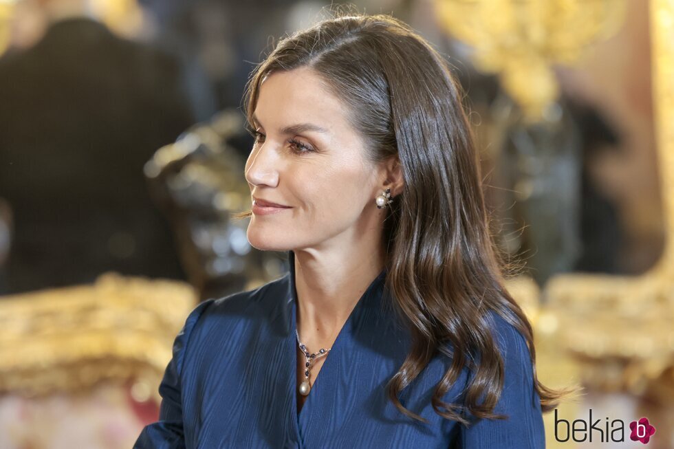 La Reina Letizia con el collar de zafiros que estrenó en la cena previa a su boda