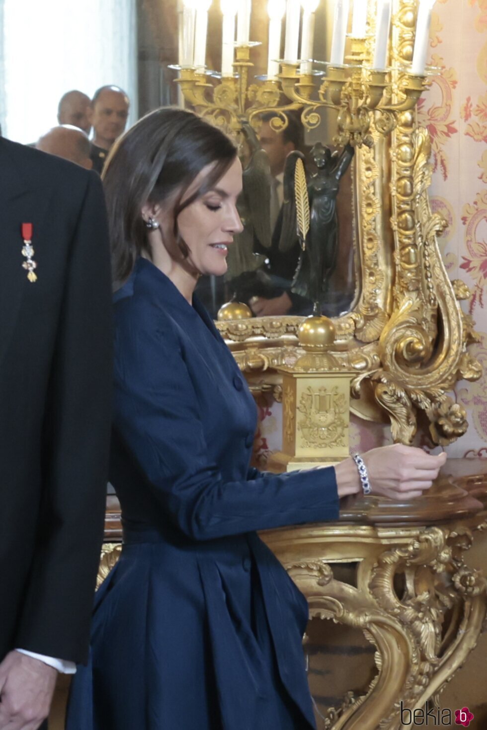 La Reina Letizia se coloca la pulsera tras haberla recogido del suelo en la recepción al Cuerpo Diplomático