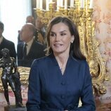 La Reina Letizia con un collar de zafiros y una pulsera de diamantes y zafiros que se le cayó al suelo en la recepción al Cuerpo Diplomático