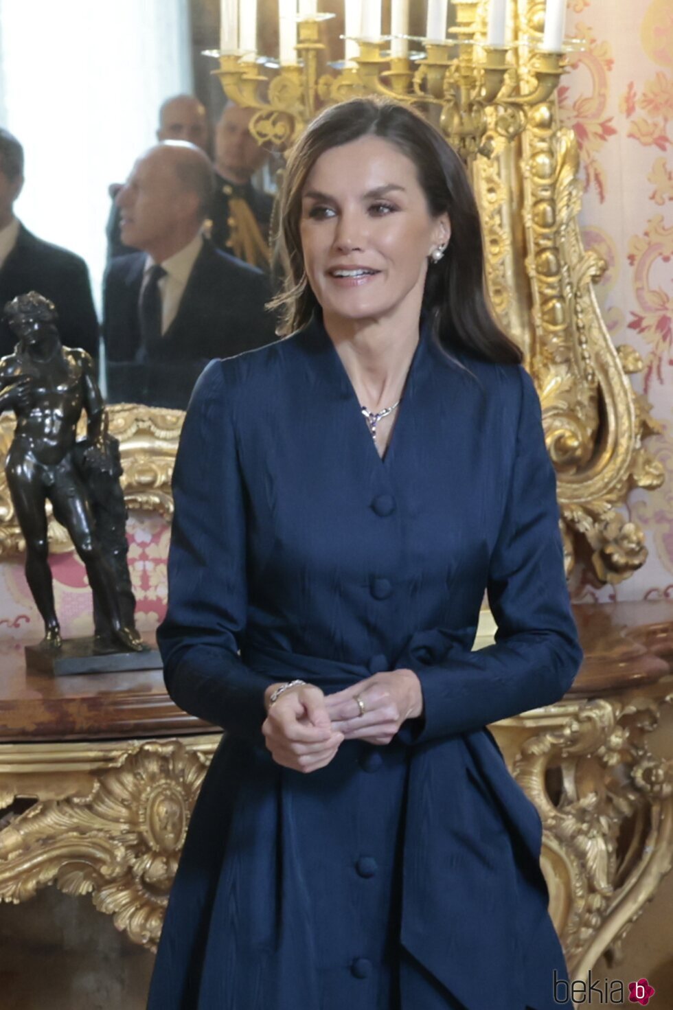 La Reina Letizia con un collar de zafiros y una pulsera de diamantes y zafiros que se le cayó al suelo en la recepción al Cuerpo Diplomático