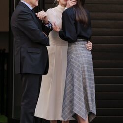 La Reina Letizia y Yolanda Díaz se saludan en el acto por el Día Mundial contra el Cáncer