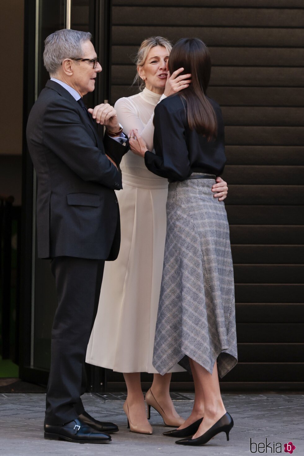 La Reina Letizia y Yolanda Díaz se saludan en el acto por el Día Mundial contra el Cáncer