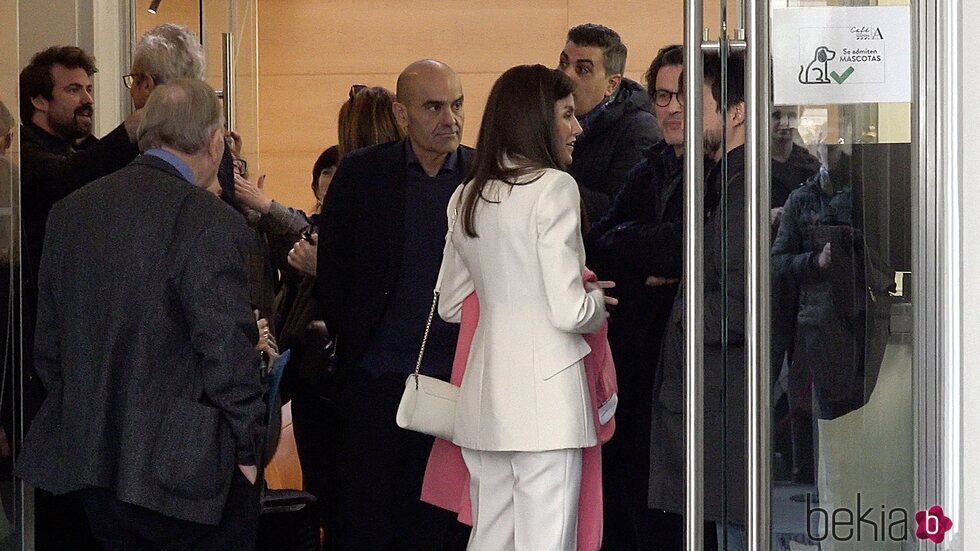 La Reina Letizia hablando con unos asistentes a la charla entre Martin Scorsese y Rodrigo Cortés