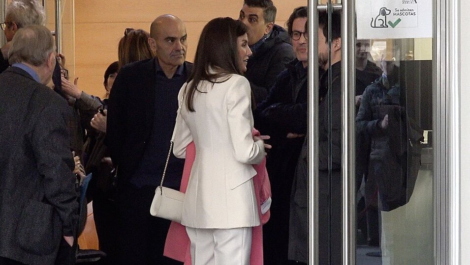 La Reina Letizia hablando con unos asistentes a la charla entre Martin Scorsese y Rodrigo Cortés