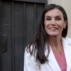 La Reina Letizia, muy sonriente tras acudir a una charla entre Martin Scorsese y Rodrigo Cortés en la Academia de Cine