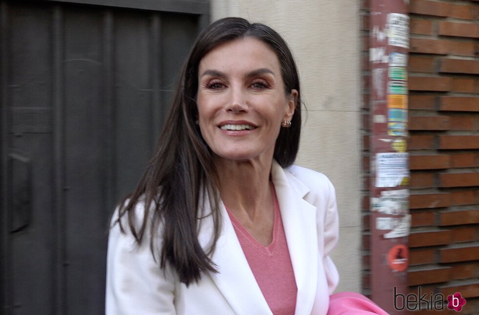 La Reina Letizia, muy sonriente tras acudir a una charla entre Martin Scorsese y Rodrigo Cortés en la Academia de Cine