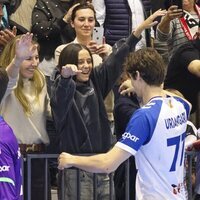 Pablo Urdangarin va a abrazar a su prima Victoria Federica en un partido de balonmano en Nava de la Asunción