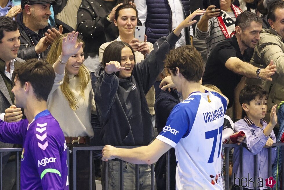 Pablo Urdangarin va a abrazar a su prima Victoria Federica en un partido de balonmano en Nava de la Asunción