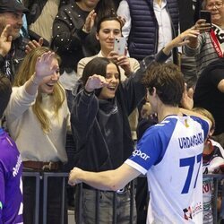 Victoria López-Quesada y Victoria Federica a punto de abrazar a Pablo Urdangarin en un partido de balonmano