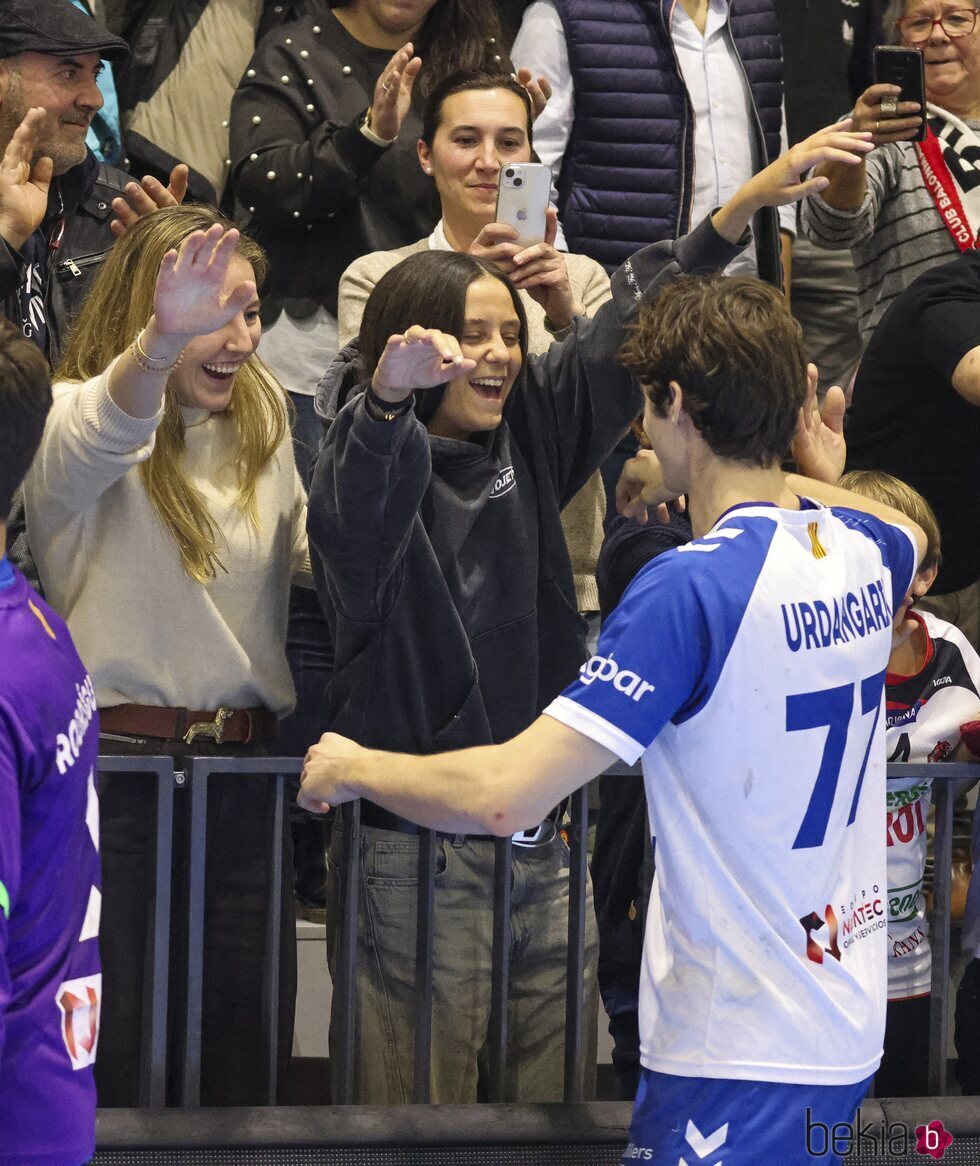 Victoria López-Quesada y Victoria Federica a punto de abrazar a Pablo Urdangarin en un partido de balonmano