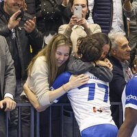 Victoria Federica y Pablo Urdangarin dándose un abrazo junto a su prima Victoria López-Quesada en un partido de balonmano