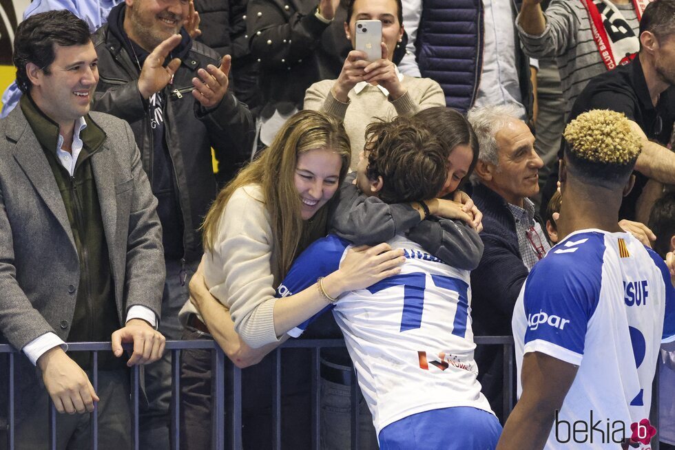 Victoria Federica y Pablo Urdangarin dándose un abrazo junto a su prima Victoria López-Quesada en un partido de balonmano