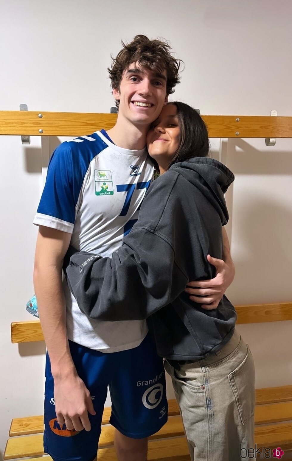 Pablo Urdangarin y Victoria Federica posan muy cariñosos tras un partido de balonmano