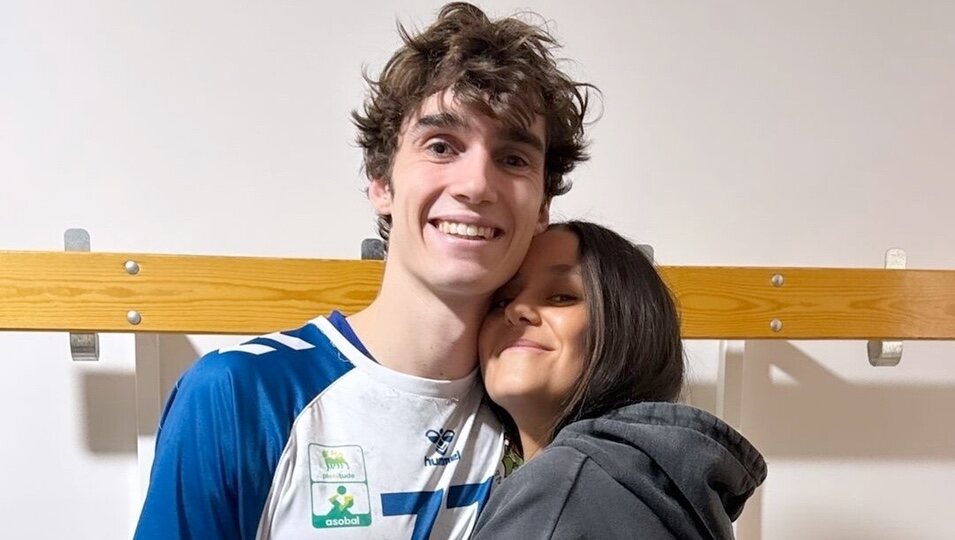 Pablo Urdangarin y Victoria Federica posan muy cariñosos tras un partido de balonmano