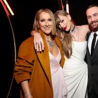 Céline Dion con Taylor Swift y su hijo René-Charles Angelil en los Grammy 2024